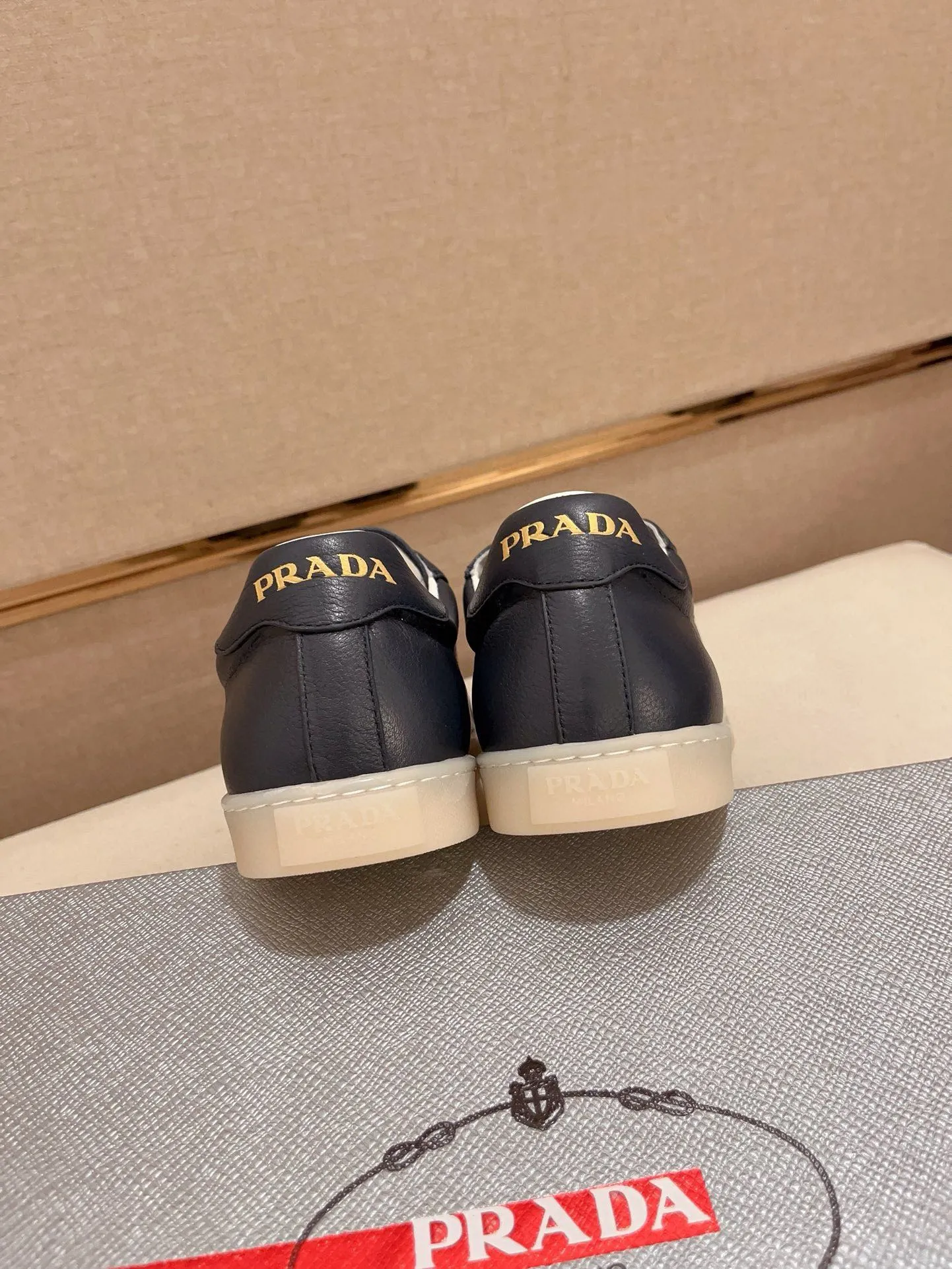 Men's shoes 💰 540💰 ✔️✔️✔️Higher version High-quality new PRADA (Prada) counters are launched at the same time. The new men's shoes and 😘 fabrics are made of high-tech glue-making technology. Lining: Full cowhide lining. 👍🏿 High-end ☄️ air-cushion molded anti-slip rubber outsole, exquisite lines, simple and elegant, comfortable and high-end for leisure travel. Code number: 38 to 44 (45 can be customized and cannot be returned or exchanged)